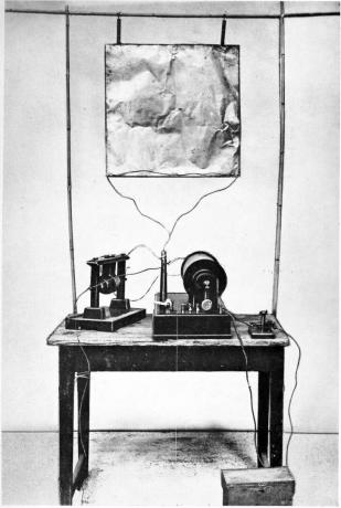 Снимка на първия радиопредавател на изобретателя Гуглиелмо Маркони