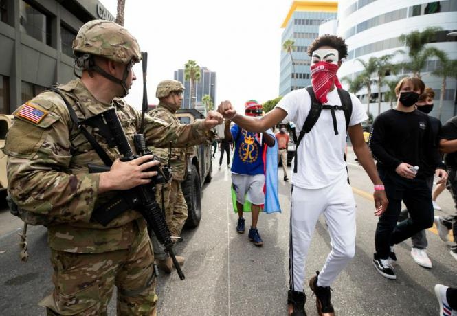 Демонстрационен юмрук удря член на Националната гвардия по време на марш в отговор на смъртта на Джордж Флойд на 2 юни 2020 г. в Лос Анджелис, Калифорния.