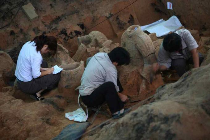 Археолозите работят на разкопката на яма № 1 на Музея на воините и конете на Цин Шихуанг в Теракота в окръг Линтонг, Сиан, провинция Шанси, Китай. (Август 2009 г.)