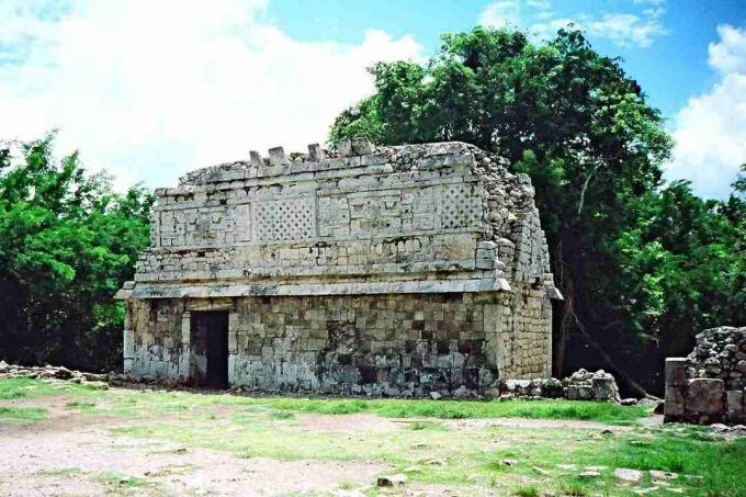 Добре запазена къща на маите в стил Puuc в Chichén Itzá