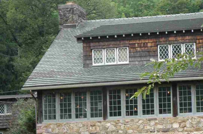 Детайл от дърводелска къща с майстори на занаятчии с покрив от керамични плочки
