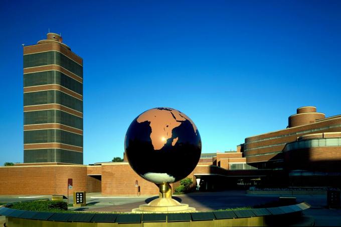 Административната сграда, глобус и конзолна кула за изследване на восъци Джонсън в централата на SC Johnson в Расин, Уисконсин, проектирана от Франк Лойд Райт през 1950 г.