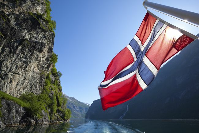 Норвежки флаг на ферибот във фиорд Гейрангер, Норвегия