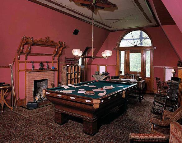 Билярдната стая на третия етаж в къщата на Марк Твен беше място за събиране.