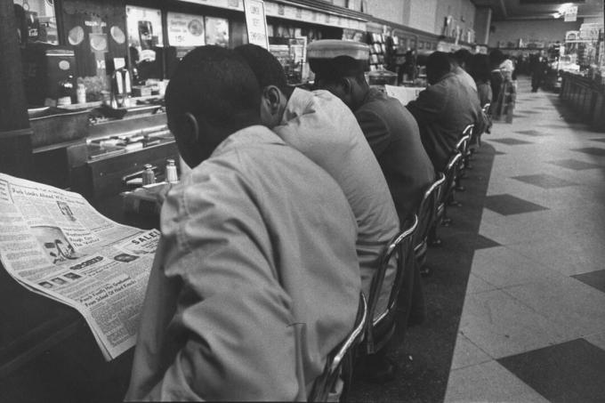 Афроамериканци на гишето за обяд на Woolworth Store