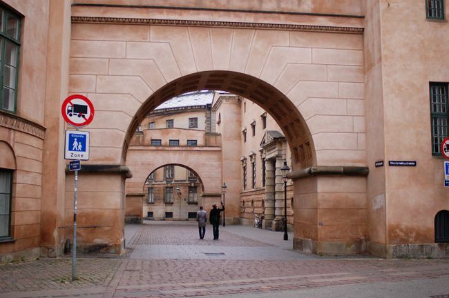 Хора, минаващи през стари арки в Копенхаген