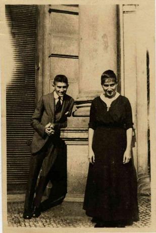 Франц Кафка със сестра си Отла пред Къща на Опелт в Прага Художник: Анонимен