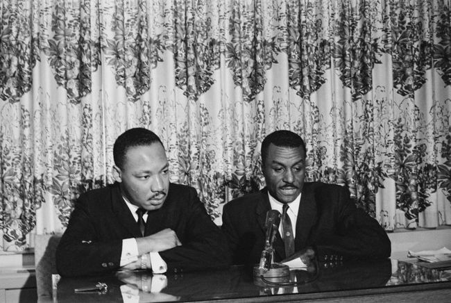 Активистите за граждански права Мартин Лутър Кинг младши и Фред Шътълсуърт провеждат пресконференция в началото на Бирмингамската кампания, май 1963 г.