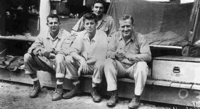 Джон Ф. Кенеди с колегите членове на екипажа