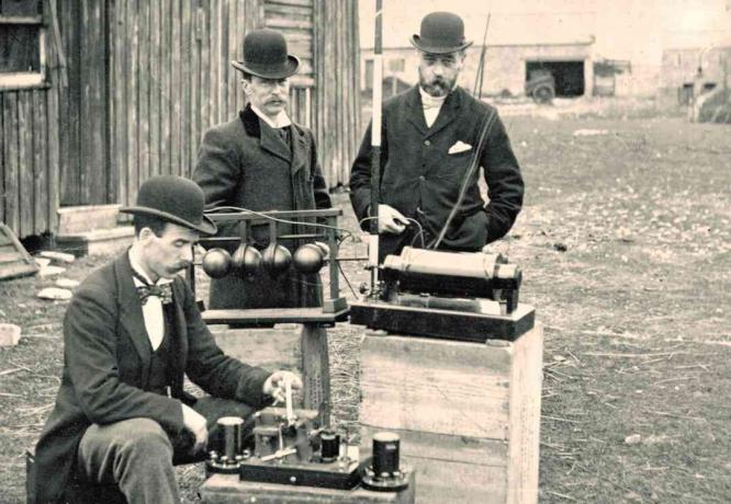 Стара снимка на инженери на Британската поща, инспектиращи радиооборудването на Маркони по време на демонстрация на остров Flat Holm, 13 май 1897 г.