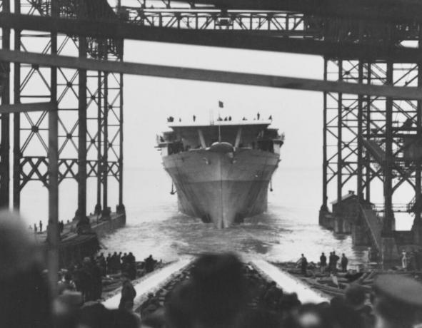Корпусът на USS Ranger се плъзга по пътищата във войната.
