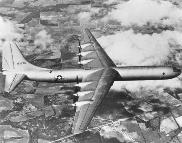 XB-36 Peacemaker, първи полет