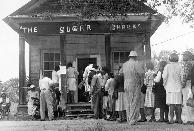 Афро-американски избиратели, които могат да гласуват за първи път в селския окръг Уилкокс, Алабама, се нареждат пред избирателна секция след приемането на федералния закон за избирателните права през 1965 г.