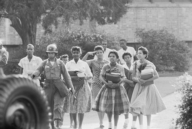 Деветте черни ученици от Литъл Рок напускат централната гимназия в Литъл Рок, Арканзас, след като завършват друг учебен ден.