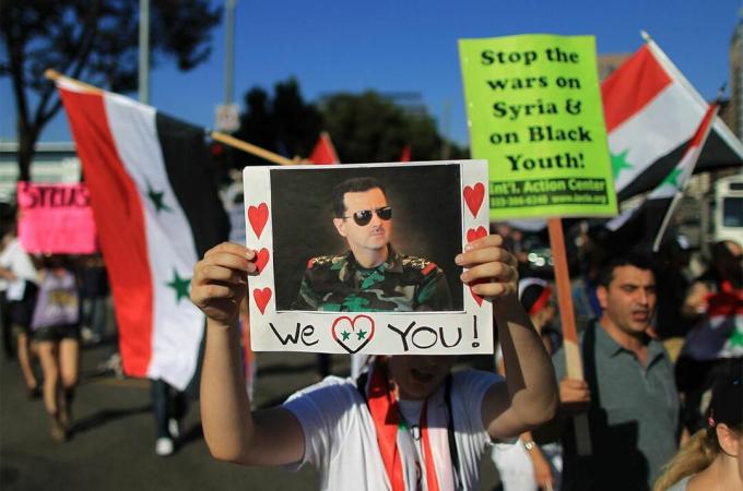 Привърженик на сирийския президент Башар Хафез ал Асад изразява любов към президента на митинг, за да призове Конгреса да гласува срещу ограничен военен удар срещу сирийските военни