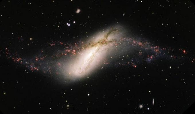 Полярна пръстенова галактика.
