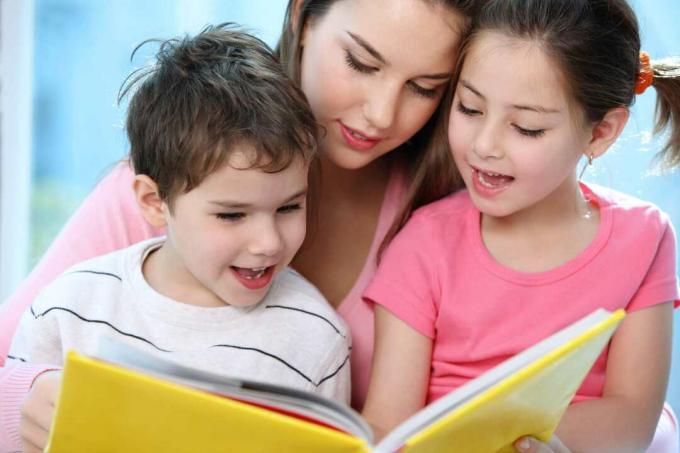 Mamá leyendo con dos niños
