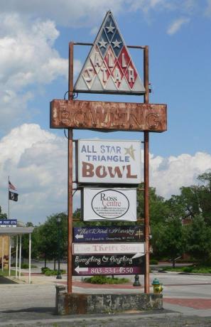 All-Star Triangle Bowling Alley в Оринджбърг, Южна Каролина.