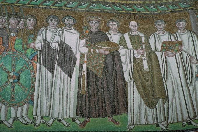 мозайка от дузина мъже, които държат броня, кръстове и кош