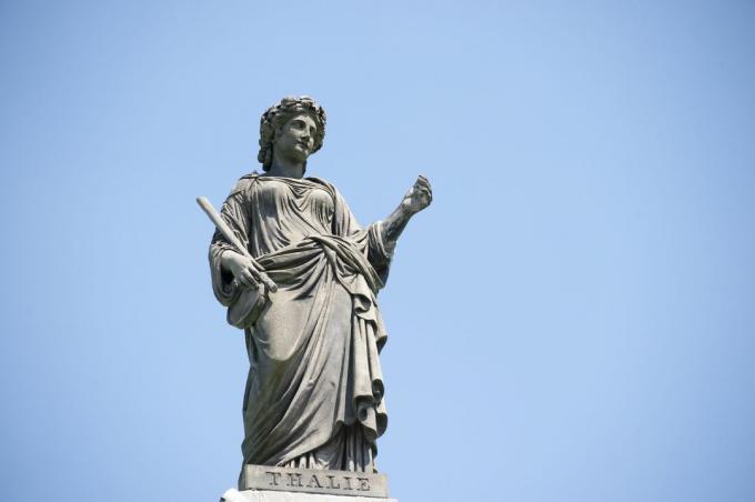 статуя на Талия