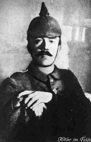 Адолф Хитлер около 1915 г. облечен в полевата си униформа по време на Първата световна война.