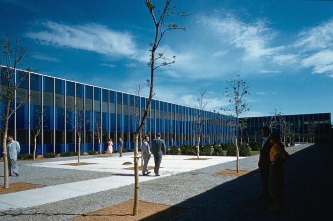 синьо тонирани прозорци на Eero Saarinen-Design IBM Center, Рочестър, Минесота, c. 1957