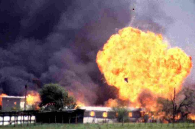 Waco Standoff завършва в експлозия