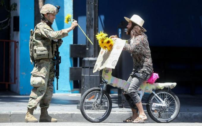 Войник от Националната гвардия получава цвете от протестиращ по време на мирна демонстрация за смъртта на Джордж Флойд в Холивуд на 3 юни 2020 г.