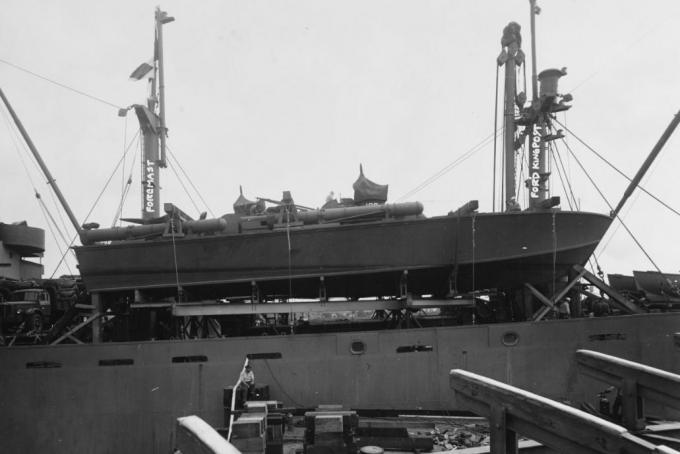 PT-109 почива на палубата на товарен кораб.