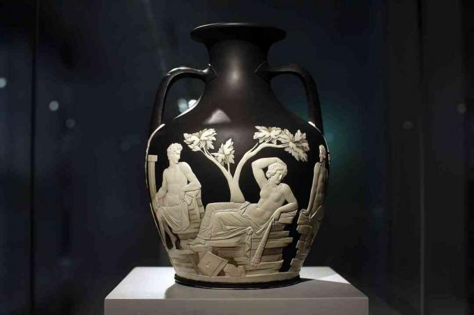 Портландската ваза, 18-ти век, Джосия Вегвуд