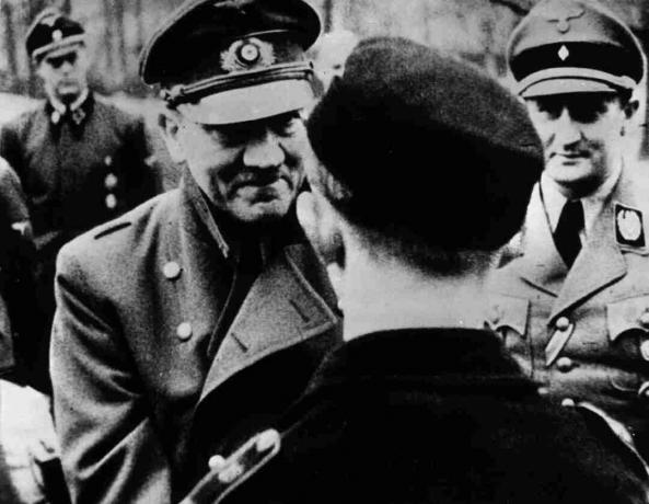 В последната си официална снимка Адолф Хитлер оставя безопасността на бункера си, за да връчи награди на членове на Хитлеровата младеж.