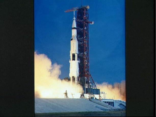 Снимка на 363-метровия висок космически автомобил Apollo 11, изстрелян на 16 юли 1969 г.