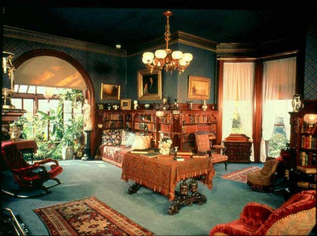 Самуел Клеменс разказваше истории в библиотеката на дома си Коннетикут.
