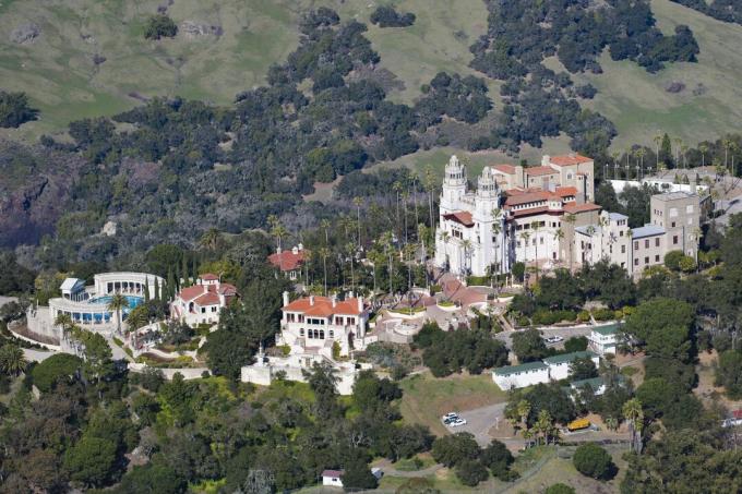 Въздушна снимка Hearst Castle, Сан Симеон, замък на хълм в Сан Луис Обиспо, Калифорния