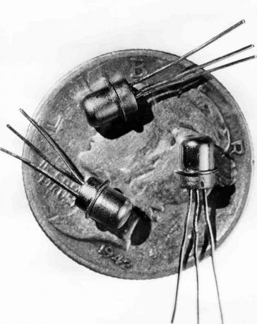 Снимка от 1956 г. на три миниатюрни М-1 транзистора, които се виждат на лицевата страна