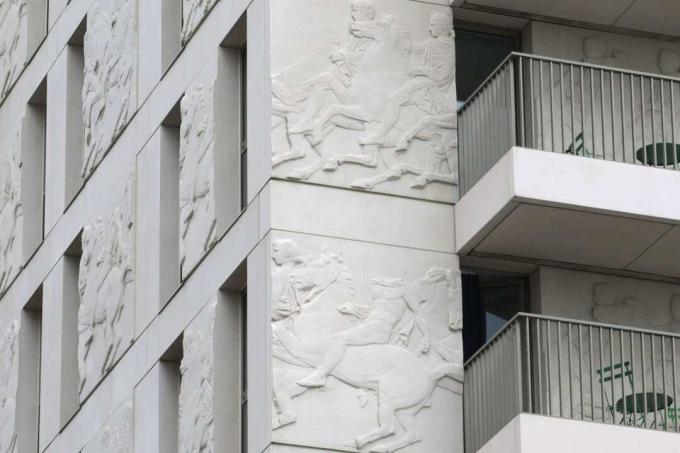 Снимка на древногръцки олимпийски фигури, изсечени в камък на апартамент 2012 г. за Олимпийските игри в Лондон.