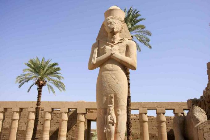 Каменна статуя на Рамзес II в двора на руините