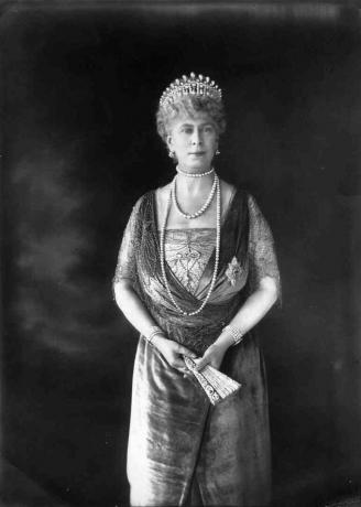 Снимка на кралица Мария от Тек в официална рокля и диадема