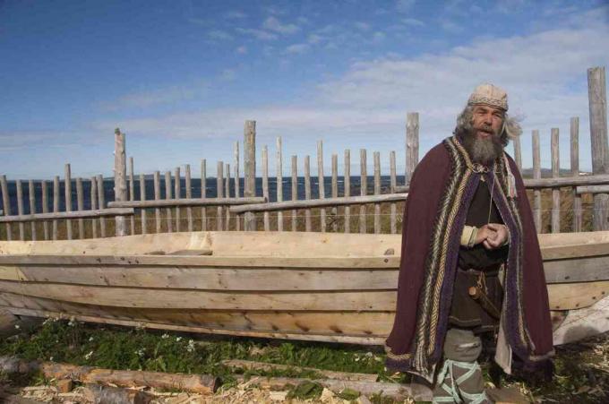 Викинг актьор в типично облекло пред реплика на лодка, L'Anse Aux Meadows, Нюфаундленд