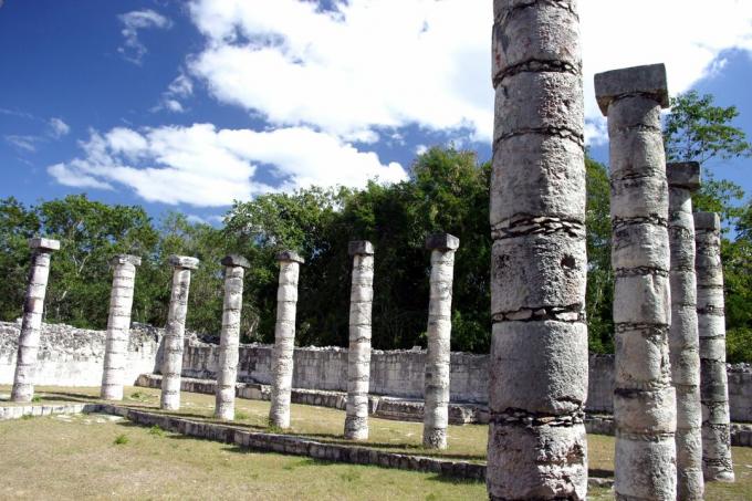 Колоните вероятно поддържаха покрив, изработен от меки влакна, вече отдавна от Chichén Itzá