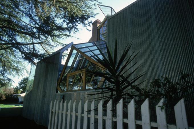 ограда за пикет пред гофрирани метални панели и назъбени прозорци на прозорците