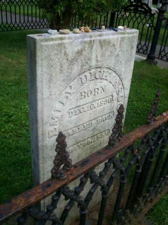 Надгробният камък на Емили Дикинсън зад желязна порта