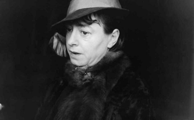 Портрет на Дороти Паркър в шапка и кожено палто