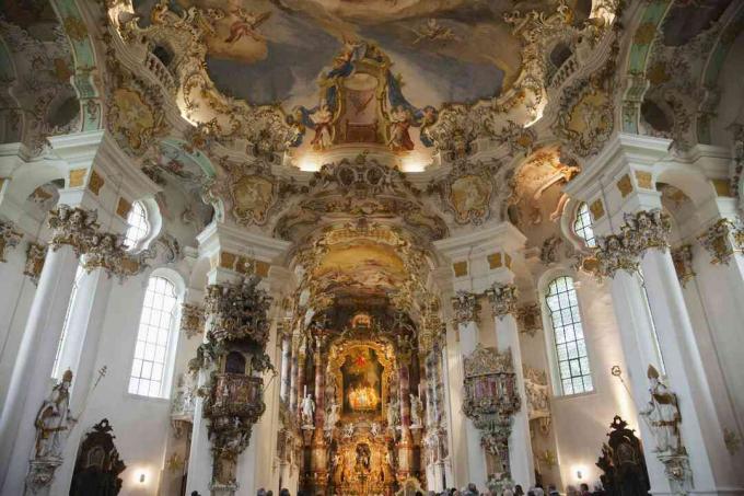 Рококо интериор на простата баварска селска църква, Wieskirche