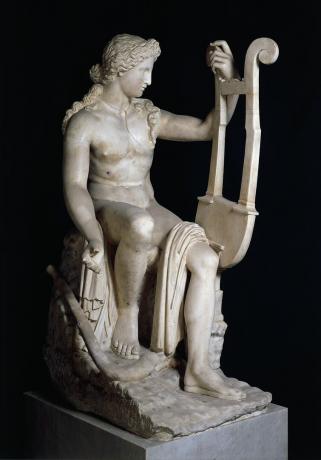 Копие на статуя на Аполон, играещ лира на пиедестал на черен фон.
