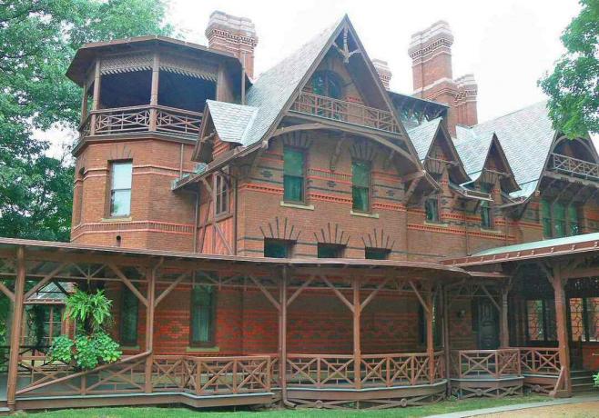 Къщата на Марк Твен е сложно украсена с шарени тухли и декоративни лепенки