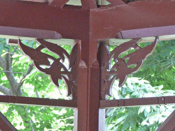 Верандовите стълбове в къщата на Марк Твен са орнаментирани с декоративен листен мотив.