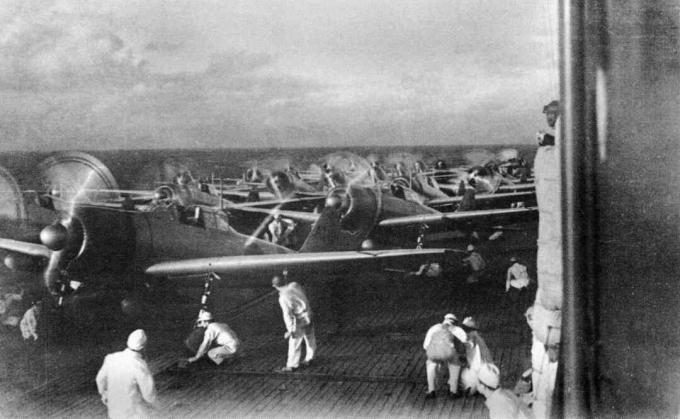 Витлов самолет, подготвящ се за излитане от Акаги, 1941г.