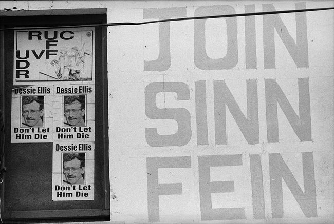 Плакати в Северна Ирландия, подкрепящи политическата партия Sinn Fein и сравняващи северноирландската полиция с британската армия.