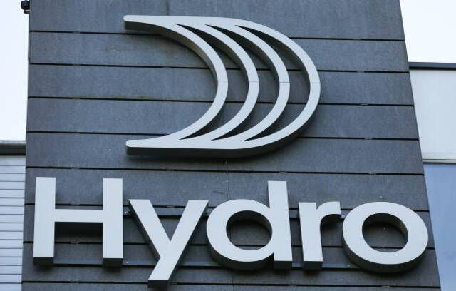 Новото лого на норвежката алуминиева група Norsk Hydro може да бъде видяно в централата им в Lysaker извън Осло, Норвегия